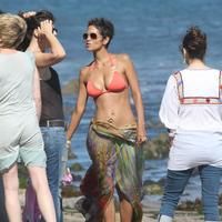 Halle Berry spends her 45th birthday on Malibu Beach photos | Picture 59744